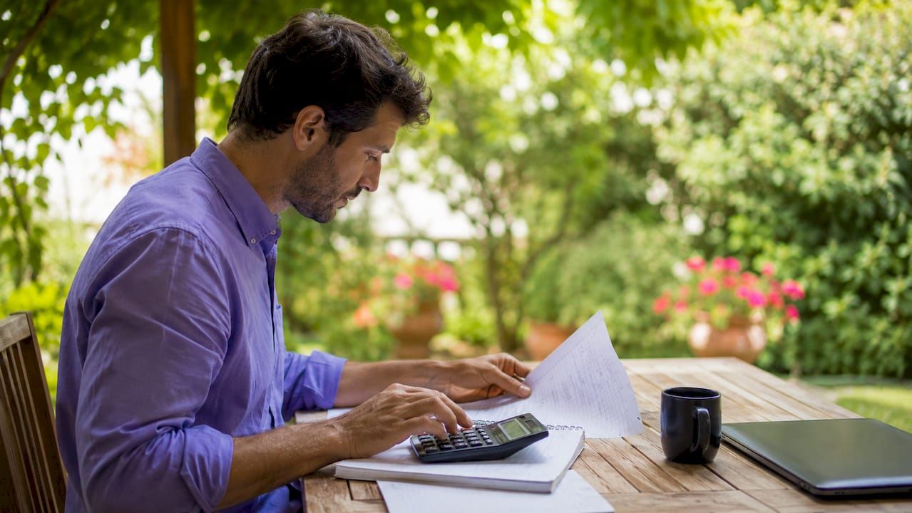 Un investisseur en LMNP en train d’analyser ses revenus locatifs et d’évaluer l’ensemble de ses charges pour optimiser la rentabilité de son placement.