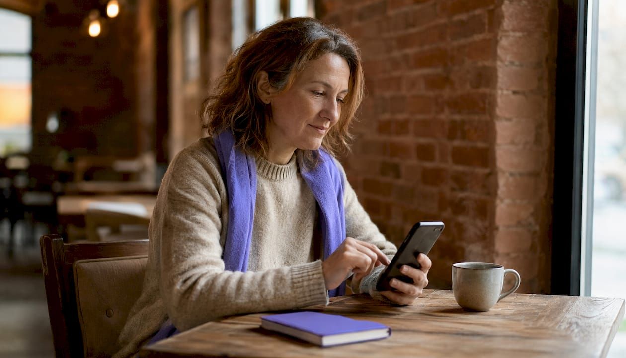 Une personne en train de gérer son assurance directement depuis son smartphone