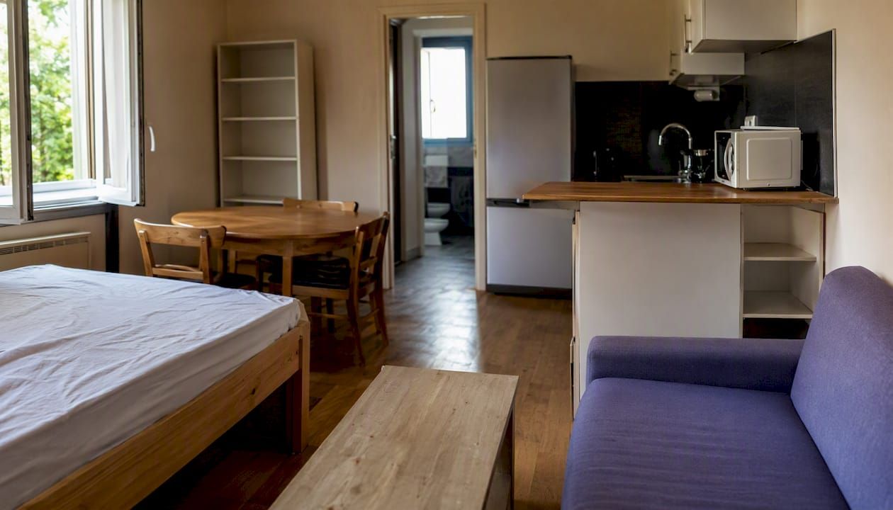 Appartement meublé, équipé du mobilier indispensable pour s’installer confortablement.