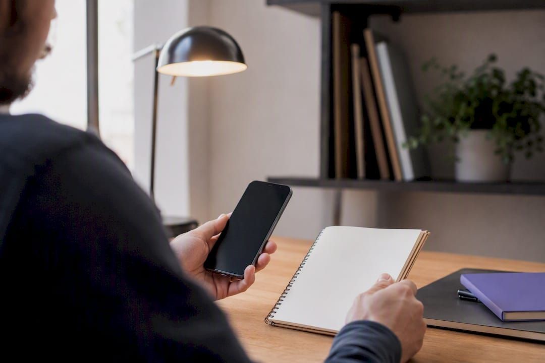 Mains utilisant un smartphone pour la gestion locative